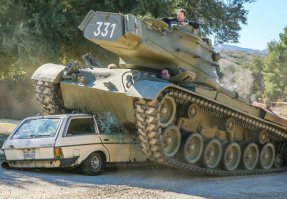 Американец купил танк за 600 тысяч долларов и взбесил соседей