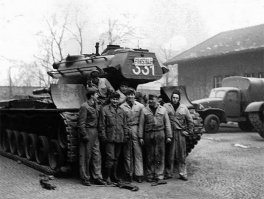 Я по-прежнему люблю водить танк М-47, на котором служил в австрийской армии. Теперь эта машина находится на территории киностудии в Лос-Анджелесе и регулярно появляется в фильмах о Второй мировой войне.