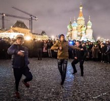 А объясните, за каким хером танцующих афцейобов на Красной Площади выложили в качестве точки?