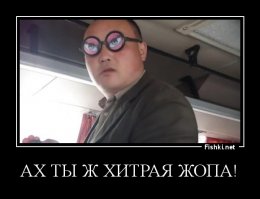 Продавец  показывает эффектные трюки с пружинкой-радугой