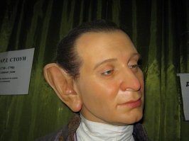 в ушах еду прятала ... ну, ну )))