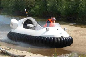 Я конечно не специалист, но знаю только одну машину, которая хорошо ходит по болотам, это аппараты на воздушной подушке. Все остальные аппараты уходят под воду под действием своего веса. Вот едешь едешь по более менее плотной поверхности на широких спущенных колесах, дальше жижа. Достаем из кузова моторную лодку?
КПД это безусловно важная вещь когда едешь по асфальтовым дорогам. Когда под тобой жижа по пояс плавно переходящая в болотное озеро а дальше и вовсе река вопрос стоит доедешь ты или не доедешь. Вот картинка ниже. Какими колесами можно передвигаться по такой вот жиже?