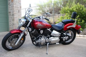 Безошибочно опознать Softail очень просто. Даже проще, чем какую-либо другую модель. Достаточно подойти к нему слева (справа будет мешать глушитель) и убедиться в отсутствии задних амортизаторов! 
Ага и Ямаха В Стар теперь тоже Харлей