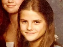 Фраза "биологический отец" просто убила. Это автор с англо-сайта через переводчика сляпал?
Нельзя сказать "папа", или "отец". Вариант - "опекун", если не он папа.
Мама была феерично красива, представьте её с макияжем!