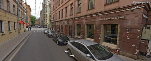 Этот йабучий москвич стоит на ординарной улице, там и так негде припарковаться, дак владельцы всяких рыгаловок ставят свои брендмобили