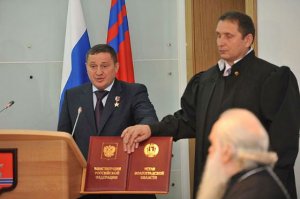 Особо интересно смотрится статистика по другим годам: "В 2014 году сумма доходов резко сократились, составив около 4 миллионов рублей. Дети и супруга доходов уже не имели. В 2015 году сумма дохода почти не поменялась   чуть больше 4 миллионов рублей." 
Видно уже собрали все бутылки в округе и бизнес рухнул. А может все церкви отдает. Смотрите, на "коронации" в 2014 году поп на переднем плане. А с женой развелся. Теперь она за всех бутылки собирает. Думаю, после развода доходы у нее опять появились. И циферки должны быть не хилые. 
Такая вот интересная статистика. И никто это "не замечает".