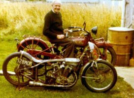 Herbert James "Burt" Munro - The world fastest Indian:

В 1962, установил рекорд в классе 883 см3 - 288 км/ч 
В 1966, установил рекорд в классе 1000 см3 - 270.476 км/ч
В 1967, установил рекорд в классе до 1000 см3 - 295.453 km/h (183.59 mph). В квалификационном заезде разогнался до 305.89 км/ч, самая большая скорость официально зарегистрированная. Не официальный рекорд (официально замеренный) - 331 км/ч за 1 милю.