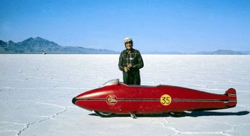 Herbert James "Burt" Munro - The world fastest Indian:

В 1962, установил рекорд в классе 883 см3 - 288 км/ч 
В 1966, установил рекорд в классе 1000 см3 - 270.476 км/ч
В 1967, установил рекорд в классе до 1000 см3 - 295.453 km/h (183.59 mph). В квалификационном заезде разогнался до 305.89 км/ч, самая большая скорость официально зарегистрированная. Не официальный рекорд (официально замеренный) - 331 км/ч за 1 милю.