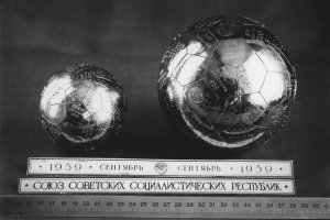 Луна-1 просвистела мимо в 6000 км от поверхности, не учли задержку сигнала с расстоянием, и отсечка двигателей 3-й ступени пошла слишком поздно.
Поверхности Луны первой достигла Луна-2 спустя 8 месяцев. Вот она-то и доставила вымпелы в Море Дождей с шестой попытки: