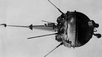 Луна-1 просвистела мимо в 6000 км от поверхности, не учли задержку сигнала с расстоянием, и отсечка двигателей 3-й ступени пошла слишком поздно.
Поверхности Луны первой достигла Луна-2 спустя 8 месяцев. Вот она-то и доставила вымпелы в Море Дождей с шестой попытки: