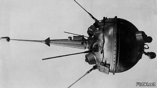 Луна-1 просвистела мимо в 6000 км от поверхности, не учли задержку сигнала с расстоянием, и отсечка двигателей 3-й ступени пошла слишком поздно.
Поверхности Луны первой достигла Луна-2 спустя 8 месяцев. Вот она-то и доставила вымпелы в Море Дождей с шестой попытки: