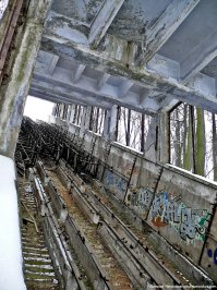 а есть у кого фотки самой закрытой станции Воробьевы горы? помню мелким проезжал, там все железом рифленым обшито было, а что за ним?...