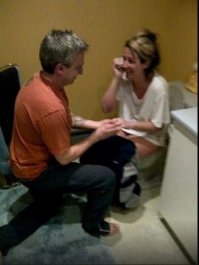 Поймал ее пока срет.Чтоб не сбежала