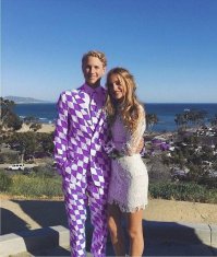 Тут скорее клоун,а не дизайнер