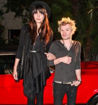 Мягко скажем... "не свежие" ребята:)