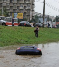 Ну хоть воды не было.
Тут машина в подводную лодку превратилась. А водитель хоть и выбрался, умер в скорой от сердечной недостаточночти.