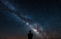 А не надо быть астронавтом на МКС. Земная атмосфера поглощает всего-то 20% света звёзд. Фиг с ним, увеличьте выдержку не на 20%, а аж в 2 раза! Попробуйте сфоткать тёмной ночью звёзды с выдержкой 1/60 ;)
Только чур на плёнку с ISO 400, а не на матрицу цифровика с ISO 25000!
Цифровиком-то вот как снять можно:

А вот - на плёнку, наши снимали с "Сюоза-ТМ" стыковку "Шаттла" и станции "Мир" и пробитые "Прогрессом" панели модуля "Спектр" на "Мире". Найдёте звёзды?