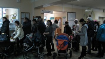 У нас ты час отстоишь в очередь в регистратуру потом просидишь с кашляющими туберкулезными палочками больными ещё два часа а потом доктор посоветует ноги держать в тепле и чай с малиной и попросит придти через два дня отметится чтобы выписать через неделю. Уж лучше купить таблеток вкусных и быть здоровым. Что думаю правильно.