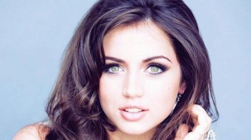 Анна ДЕ Армас классная)В инстаграм ей кочегарил тишина,по русски видно не волокет)