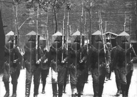 Атака клонов :)
(обратите внимание на идентичные пулевые отметины на кирасах: военам их явно "дорисовали" при помощи винтажного стимпанкового фотошопа, когда печатали снимок)