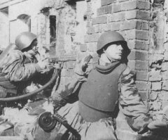 Как раз таки кирасы были весьма эффективны.  Особенно немецкие. Это были прототипы бронежилетов можно сказать. А вот 43 год. Бойцы советской штурмовой бригады. 

"Вырвавшись вперед, старший сержант Лазарев побежал к блиндажу противника. Навстречу ему выскочил фашистский офицер, который в упор разрядил всю обойму пистолета в грудь штурмовика, но пули не брали смельчака. Лазарев ударил офицера прикладом по голове. Перезарядив автомат, он вошел в блиндаж и там уложил еще нескольких фашистов, обезумевших от увиденного: офицер стрелял в упор в русского, а тот остался невредим. 

В ходе данного боя таких случаев было несколько. А уже после операции пленные неоднократно просили объяснить им причину  неубиваемости  русской пехоты. Приходилось показывать щиток. Рожденный штурмовыми подразделениями 1 Мировой и через 25 лет в аналогичных ситуациях он действовал безотказно. "