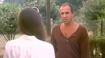 Женщина решила выбить чипсы из рук мужчины, но вскоре пожалела об этом