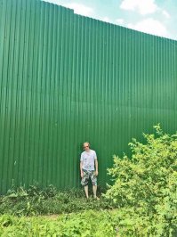 На каком расстоянии от забора на даче можно сажать и строить
