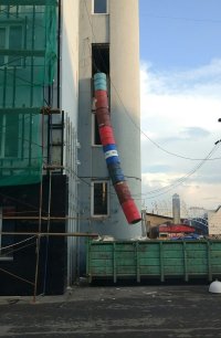 Мусоросброс на стройке - вполне нормальное явление. пыль не разлетается, мусор попадает прямо в машину/контейнер и нет опасности, что попадёт на голову человеку.
Другое дело, что не всегда есть специальные модули. Так что это весьма удачный вариант!