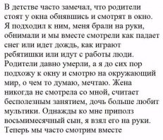 Мать со своими дочками создают милые снимки, на которых они наряжены в схожие одежды