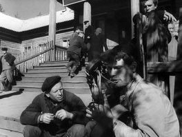 А это Василий Макарыч, с гитарой, в эпизодах.... там же!