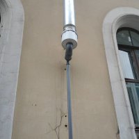 У автора руки для того,чтобы дрочить и в клаву тыкать. А размер мозга можно измерить каратами. Где тут лень, придурок??? Очевидно-же,что человек с нормальными руками потратил время на замену отсутствующего куска водосточной трубы материалами доступными здесь и сейчас.Стену не размывает,на головы прохожим не течет.