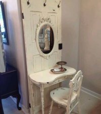 к этому чемодану не хватает этой двери и этого стула