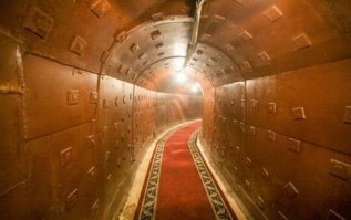 Ну кто то там же пылесосит и следит за исправностью.