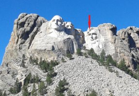 Да, Рашмор "маленький". На фото стрелочкой указан альпенист. Он потом залез в глаз Линкольну - скорее всего чистил от птичего помета или еще чего-нибудь.