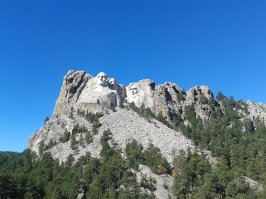 Да, Рашмор "маленький". На фото стрелочкой указан альпенист. Он потом залез в глаз Линкольну - скорее всего чистил от птичего помета или еще чего-нибудь.