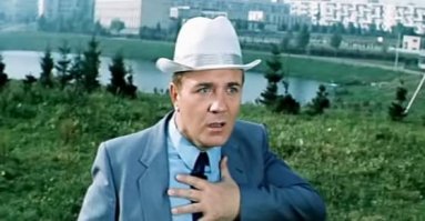 Спартак Молодцов   человек предельно аккуратный, непримиримый к любому беспорядку. Обнаружив однажды оборванный провод высоковольтной линии, он, разумеется, не мог пройти мимо. Но, как известно,  ни одно доброе дело не остается безнаказанным    теперь Спартак опаздывает на работу, любимая сестра собирается съехать, а невероятно активный грузин старается ввернуть ему взятку. Тем более, чинить провод никто и не собирается...

Опасно для жизни! (1985)