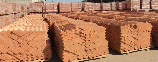 Кирпичей там наложили видимо не только пассажиры)