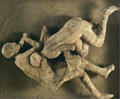 Пока Вы не акцентировали на этом внимание, никто не обратил. Каждый видит то о чем думает. А два мужика лежащих рядом там таки есть.