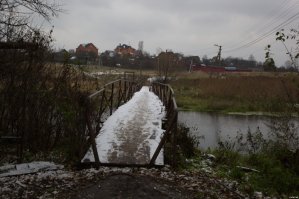 повторюсь ..

Кривущий мостик, речка Сестра, Клин - Праслово, Подмосковье.
А как мило он раскачивается ... топаешь по нему и думаешь, успеешь дойти на ту сторону или уже не сегодня ...
