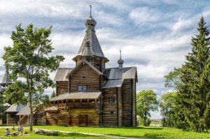 А мне очень нравится Музей деревянного зодчества Витославицы в парке им. 1 100 - летия Новгорода. Это такой архитектурный и природный заповедник, в котором собраны разные типы сохранившихся деревянных строений - избы, часовни, церкви, амбары, мельницы, собранные из усадеб новгородских бояр.