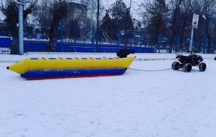 А чё - весьма распространенная тема - у нас в парке тож так детей катали, только за снегоходом. :)