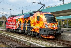 сейчас любые расцветки и декор делаются самоклеящейся плёнкой.
стоит недорого.
из того что я знаю: 
- очень много такси делают в цвет яичной скорлупы(чтобы потом продать подороже, "такси нэ ходил - мамой клянусь да")
- все полицай машины
- Сименс делает локомотивы все в грунтовом цвете, только потом под разного клиента - разные плёнки.
мне посчастливилось наблюдать - три тётки за полдня сделали из серенького паровоза вот примерно такое: