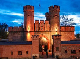 Верю. И Вильнюс - очень красивый город. И в Калининграде не так уж плохо. Просто если задаться целью - дерьмецо где угодно разыскать можно. Не стоит по фоткам заштатного посёлка Железнодорожный (Вы правильно определили) судить в целом. Хотя то, что происходит в центре Железки - кошмар и позор. Немного Калининграда: