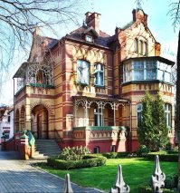 Верю. И Вильнюс - очень красивый город. И в Калининграде не так уж плохо. Просто если задаться целью - дерьмецо где угодно разыскать можно. Не стоит по фоткам заштатного посёлка Железнодорожный (Вы правильно определили) судить в целом. Хотя то, что происходит в центре Железки - кошмар и позор. Немного Калининграда: