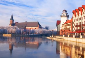 Верю. И Вильнюс - очень красивый город. И в Калининграде не так уж плохо. Просто если задаться целью - дерьмецо где угодно разыскать можно. Не стоит по фоткам заштатного посёлка Железнодорожный (Вы правильно определили) судить в целом. Хотя то, что происходит в центре Железки - кошмар и позор. Немного Калининграда: