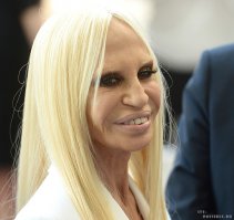 Ну неужели они не видят какими страшными они становятся?! Это ж какой-то пи.з.дец, господа!!! Одинаковые. Страшные. Неестественные. Вот их будущее.