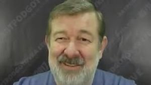 Мне одному показалось, что я уже увидел где то это лицо ?

Не запуская видео,в левом верхнем углу;)