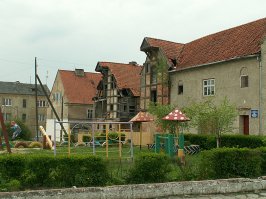 Есть такое дело. Но жаль они запущены.
Когда там буду, надо бы не забыть их сфотографировать самому.