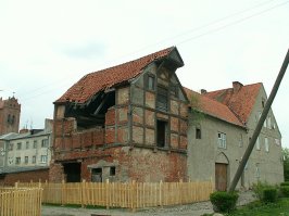 Есть такое дело. Но жаль они запущены.
Когда там буду, надо бы не забыть их сфотографировать самому.