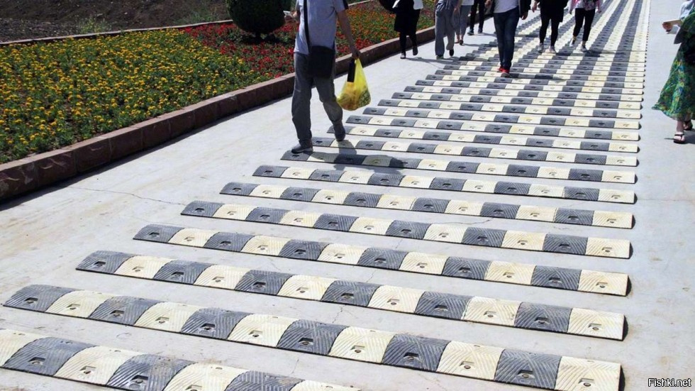 И те и другие (не дорожники или крузеры, конечно) будут только рады через них перепрыгивать ) А вот подвернувшие ногу пешеходы могут подать в суд. Фотка, судя по номерам, из Индии. Китайцы пошли дальше, правда это своеобразные ступеньки